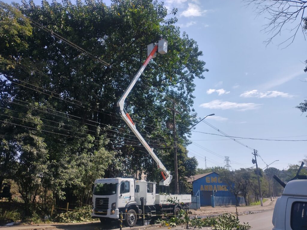 Operação com caminhão cesto aéreo isolado